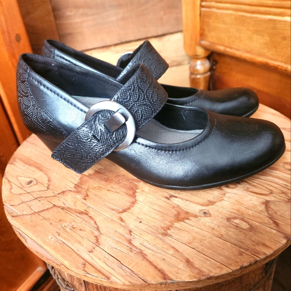 EARTH- NOBLE BLACK SMOOTH & EMBOSSED LEATHER MAY JANE COMFORT HEELS-SIZE 8.5